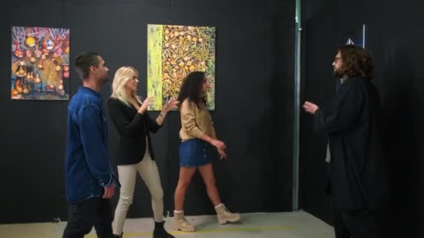 Contemporary artist is conducting tour of exhibition in modern fine art gallery — Stock Video