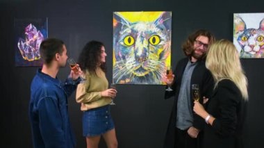 Şarap kadehinin üzerinde hoş insanlarla sanat hakkında hoş sohbetler.