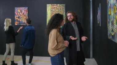 Sanat galerisinde her zaman tartışacak bir şeyiniz vardır.