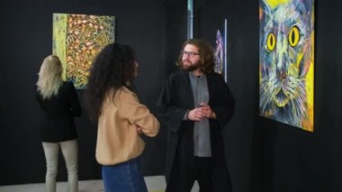 Sanat galerisi tartışmaya açıktır.