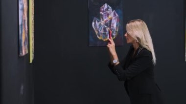 Satın alamaz ama hatıra olarak fotoğraf çektirebilir.