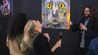 Sanat, şarap ve davetkar atmosfer. Resim galerisi ziyaret ediliyor