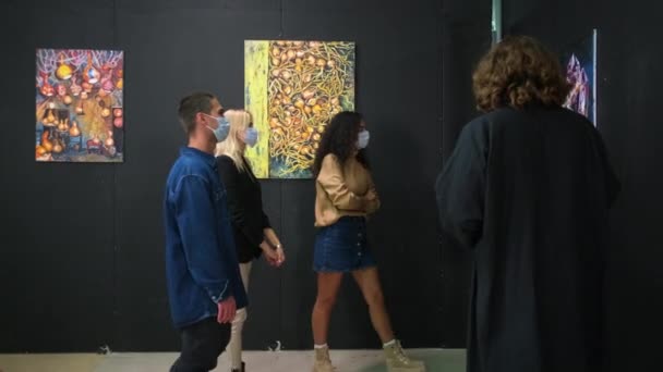 Excursión en la galería de arte moderno para el grupo de visitantes durante la pandemia de coronavirus — Vídeo de stock