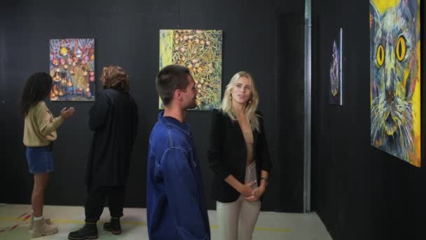 Sebuah pembicaraan kecil di galeri seni — Stok Video