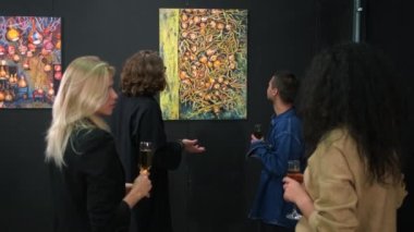 Modern sanat eserlerine sahip güzel sanatlar müzesi trend sanatçılar ve ziyaretçiler