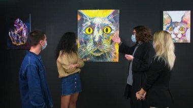 Resim galerisi rehberi, resmin hikayesini ziyaretçilere anlatıyor.