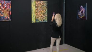 Bu tablonun fotoğrafını istiyor.