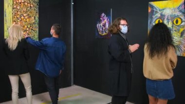 Sanat severler galerideki tablolarla ilgili görüşlerini paylaşıyorlar.