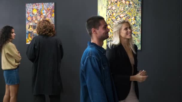 Jovens visitantes do museu de arte moderna estão se comunicando — Vídeo de Stock