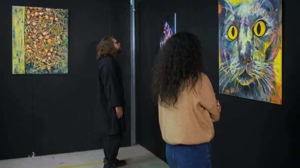 Pameran benda seni di galeri seni trendi dan pengunjung — Stok Video