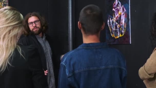 Artista de moda está dando tours en la galería de arte para los visitantes — Vídeos de Stock