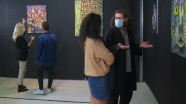 Gençler Covid-19 salgınında müzeyi ziyaret ediyorlar, yüz maskeleri takıyorlar.