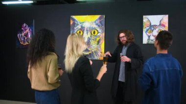 Çağdaş sanatçı galeri ve arkadaşlarının ziyaretçileri için yeni sanat eserlerini sunuyor