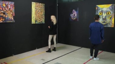 Modern sanat galerisinde çağdaş sanat eserleri sergisi
