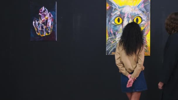 Hombre y mujer están buscando en imágenes de estilo abstracto contemporáneo en la galería — Vídeo de stock