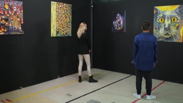 Visitantes en la galería de arte — Vídeo de stock