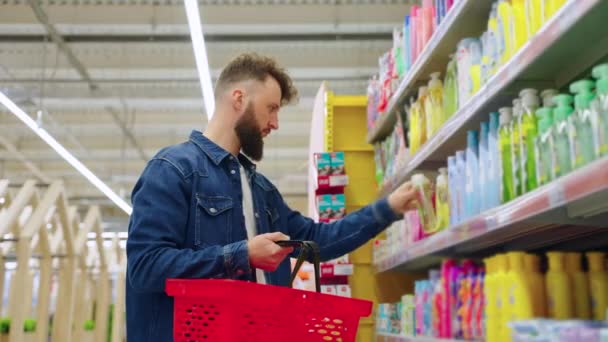 Homem comprador comprando produtos de higiene do bebê — Vídeo de Stock