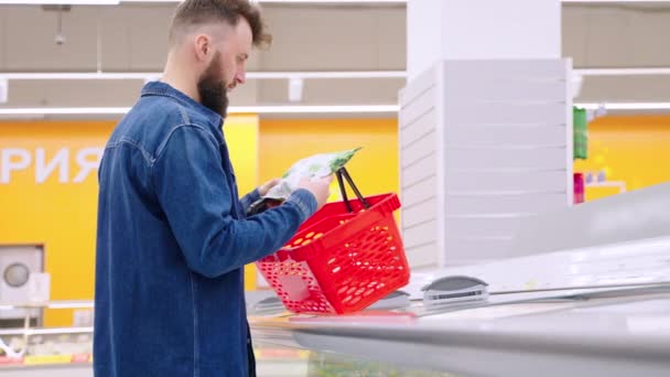 Zákazník supermarketu nakupující zmrazenou zeleninu — Stock video