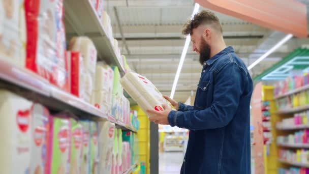 Uomo acquirente che sceglie i pannolini nell'ipermercato — Video Stock