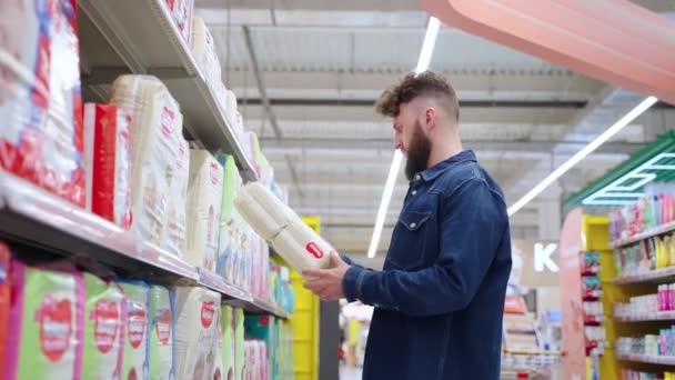 Mężczyzna wybierający pieluchy w supermarkecie — Wideo stockowe