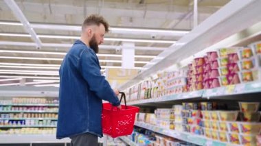 Müşteri marketten yoğurt alıyor.