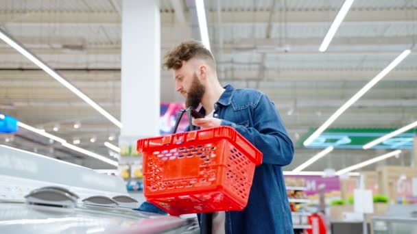 Acquisto di piselli o fagioli nel reparto congelatori — Video Stock