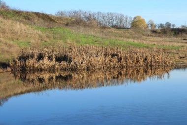Küçük bir nehir, sonbahar yatay