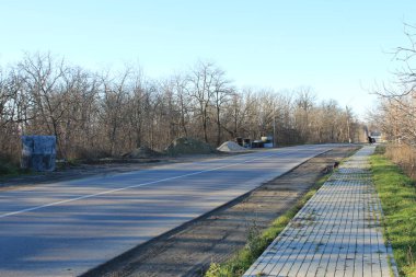 Asfalt yol ve köydeki otoyolun inşaatı.