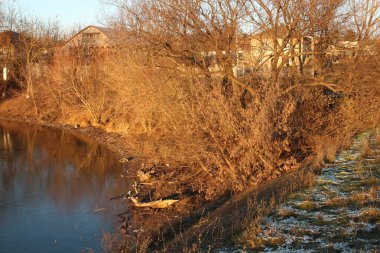 Kışın akan nehir.