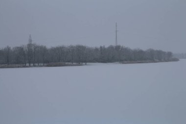 Kar ve ağaçlarla kaplı kış manzarası