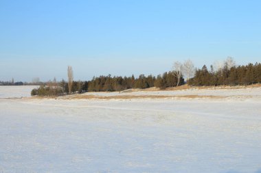 Bir kar tarlası ile manzara