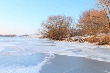 Güzel donmuş nehir ve buz