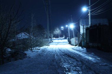 Şehrin gece sokak manzarası