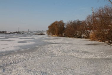 Bir nehir ve donmuş bir nehir ile kış manzarası