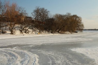Kış manzara nehir orman ile