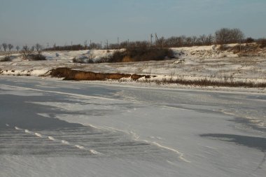 Kışın donmuş nehir