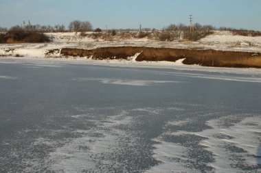 Kışın donmuş nehir