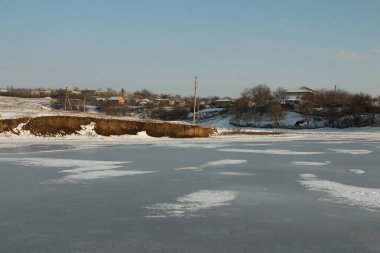 Kış gölünde yüzen buz.