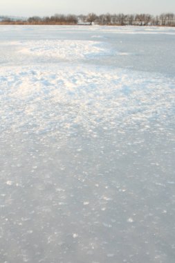 Kışın Donmuş Göl.