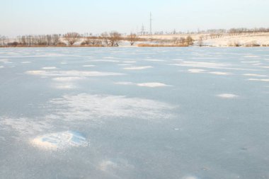 Nehir ve karlı güzel bir manzara.