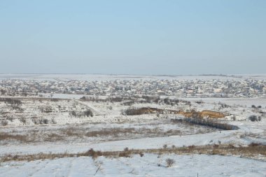 Köylü ve tarlalı kış manzarası