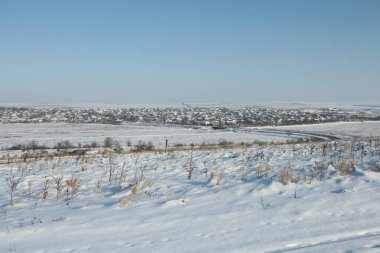 Karla kaplı ağaçlarla kaplı güzel kış manzarası