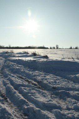 Çok karlı, güzel bir kış arazisi.