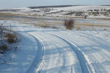 Kış manzarası çok karlı, Rusya 'da yol var.
