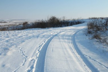 Karda yol olan kış manzarası