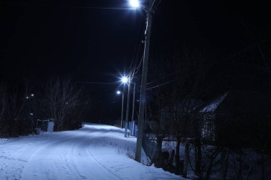 Kış gecelerinde sokak ışıkları ve kar
