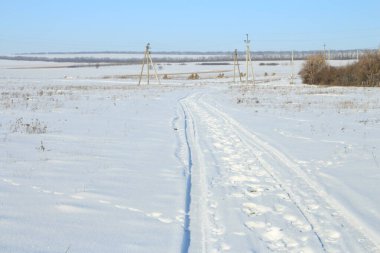 Yol ve karlı kırsal alan