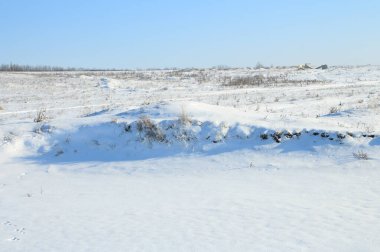 Kar tarlası olan kış manzarası