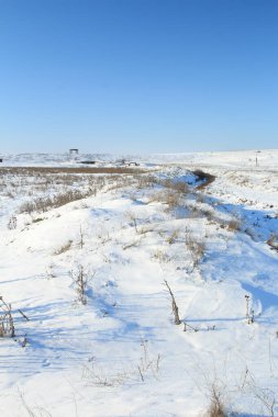 Mavi gökyüzü ve bulutlu kış manzarası