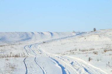 Kışın kar tarlasında yol